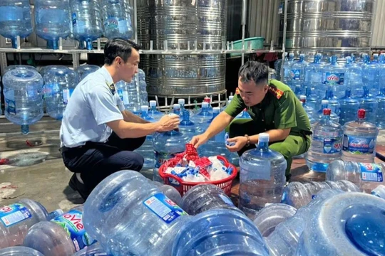 Nhiều cơ quan, hộ dân mua phải nước Lavie giả làm từ nước máy