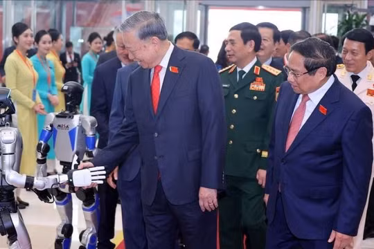 Tổng bí thư Tô Lâm tham quan triển lãm thành tựu khoa học, công nghệ và chuyển đổi số của Chính phủ