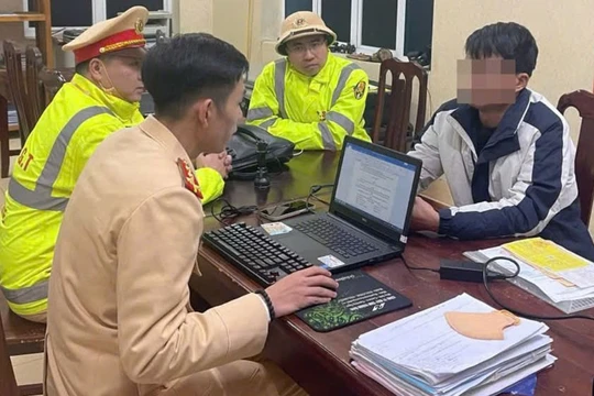 Tài xế xe đầu kéo cản trở đoàn xe ưu tiên ở Tuyên Quang bị xử lý