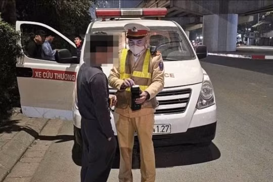 Lái xe cứu thương chở CĐV "đi bão", tài xế bị phạt 60 triệu đồng