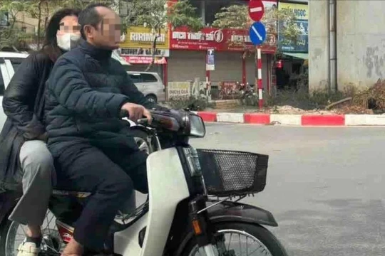Phó công an phường ở Hà Nội bị xử phạt vì lái xe máy không đội mũ bảo hiểm