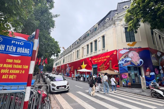 Đi hàng chục km nhận bưu thiếp "Hải trình rực rỡ", cô gái tự hào về lịch sử dân tộc