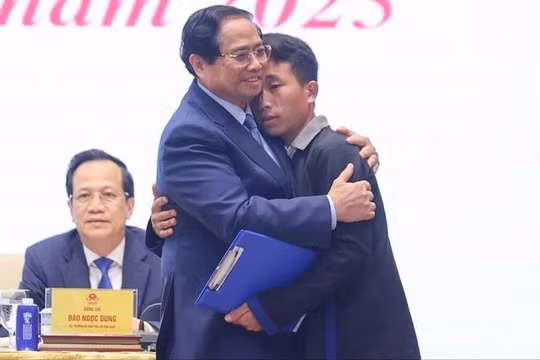 Gặp Thủ tướng, trưởng bản cứu 90 dân trong lũ dữ chia sẻ tâm tư, mong muốn