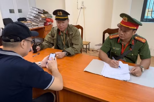 Xếp ghế "giữ chỗ" xem diễu binh để kiếm lời, người đàn ông bị đưa lên công an phường