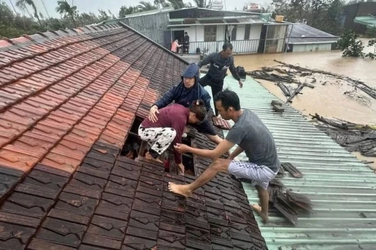 Sẵn sàng nhường trụ sở công an, bộ đội để người dân tránh lũ