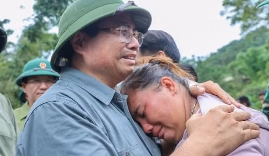 Thủ tướng xúc động khi gặp cặp vợ chồng mất 3 con trong lũ quét