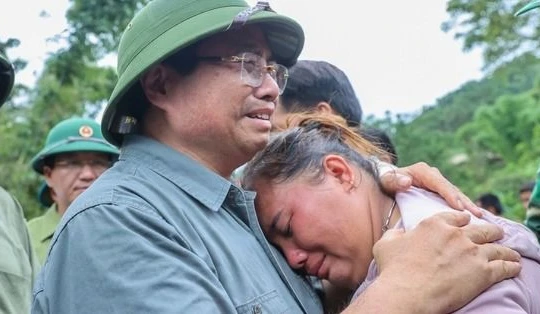 Thủ tướng xúc động khi gặp cặp vợ chồng mất 3 con trong lũ quét