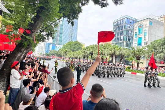 Người dân vẫy cờ, hò reo chào đón các khối tổng duyệt diễu binh, diễu hành: Hòa bình đẹp lắm
