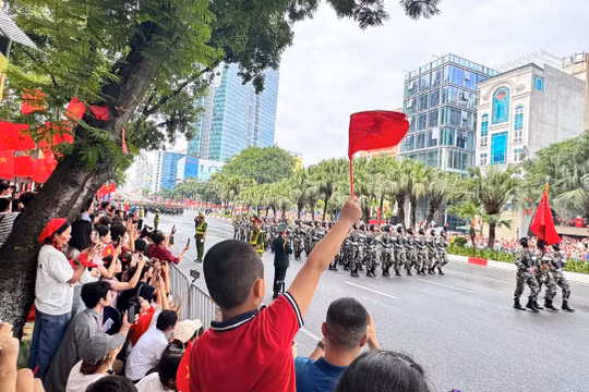 Người dân vẫy cờ, hò reo chào đón các khối tổng duyệt diễu binh, diễu hành: Hòa bình đẹp lắm