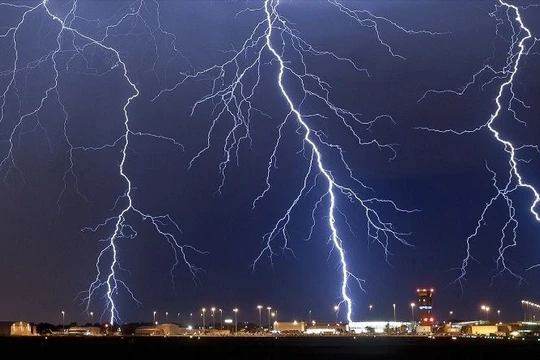 Giám đốc Trung tâm quan trắc KTTV lý giải về hơn 23.000 tia sét đánh trên bầu trời miền Bắc