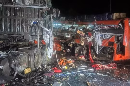 Vụ xe khách va chạm với xe đầu kéo làm 6 người tử vong: Nhân chứng kể phút bàng hoàng