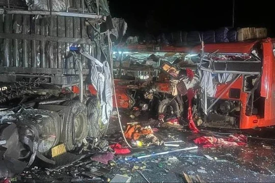 Vụ xe khách va chạm với xe đầu kéo làm 6 người tử vong: Nhân chứng kể phút bàng hoàng