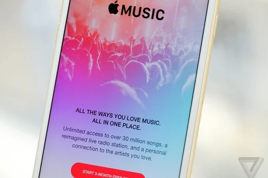 Trong một bài viết gần đây, chuyên gia phân tích Ming-Chi Kuo cho rằng Apple sẽ phát hành một mẫu tai nghe cao cấp vào cuối năm nay (Ảnh The Verge)