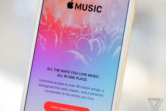 Trong một bài viết gần đây, chuyên gia phân tích Ming-Chi Kuo cho rằng Apple sẽ phát hành một mẫu tai nghe cao cấp vào cuối năm nay (Ảnh The Verge)