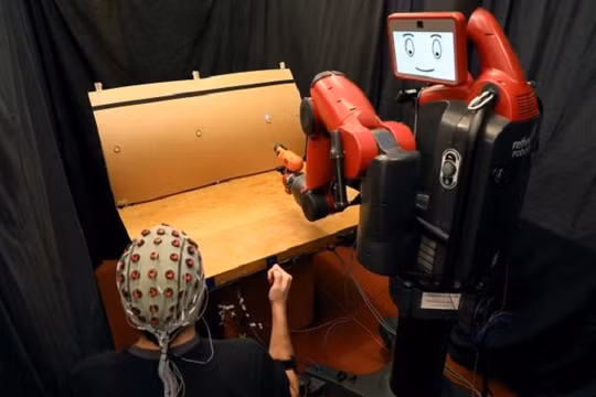 Một hệ thống do trường MIT phát triển cho phép con người điều khiển robot bằng cách sử dụng các cử chỉ và sóng não của chúng ta (Ảnh MIT CSAIL)