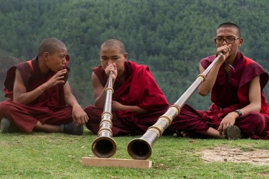 Những nhà sư trẻ đang tập chơi sáo tại chùa Dechen Phodrang, Thimphu, Bhutan (Ảnh Getty Images)