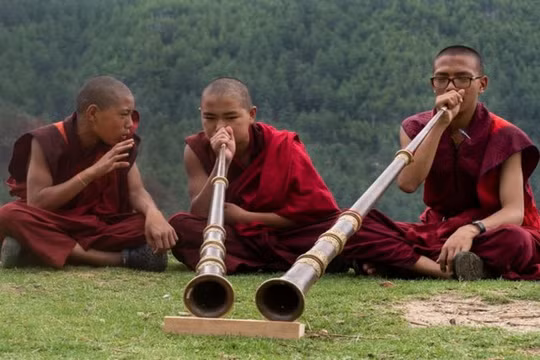Những nhà sư trẻ đang tập chơi sáo tại chùa Dechen Phodrang, Thimphu, Bhutan (Ảnh Getty Images)