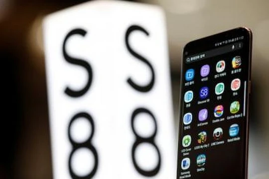 Chiếc điện thoại tầm trung Galaxy A8 giá rẻ hơn S8 nhưng vẫn có nhiều tính năng cao cấp (ảnh Reuters)