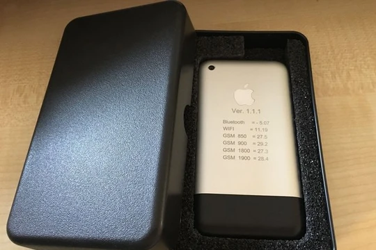 Nguyên mẫu iPhone cực hiếm này đang được rao bán trên eBay (Ảnh eBay)
