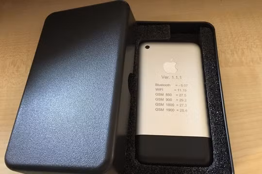 Nguyên mẫu iPhone cực hiếm này đang được rao bán trên eBay (Ảnh eBay)