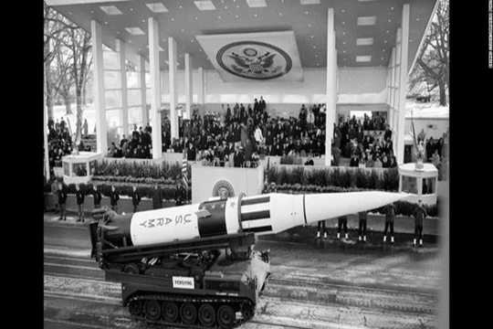 Một cuộc diễu hành tên lửa hạt nhân trước khi tổng thống John F. Kennedy phát biểu nhậm chức năm 1961 (Ảnh Public Domain)