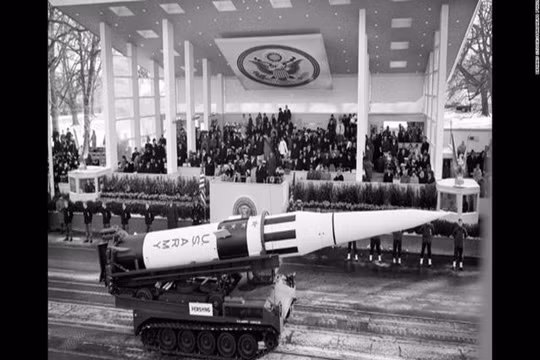 Một cuộc diễu hành tên lửa hạt nhân trước khi tổng thống John F. Kennedy phát biểu nhậm chức năm 1961 (Ảnh Public Domain)