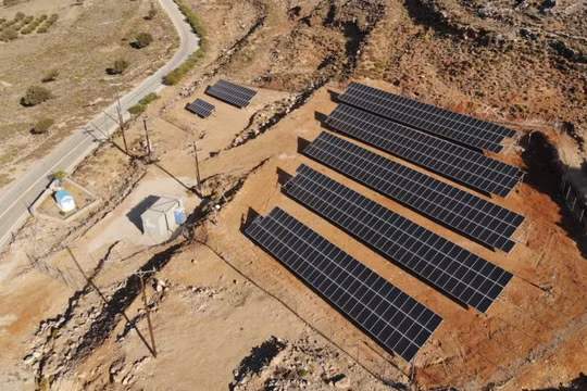 Một hòn đảo nhỏ của Hy Lạp có tên là Tilos sẽ sớm trở thành hòn đảo đầu tiên ở Địa Trung Hải hoàn toàn chỉ sử dụng năng lượng gió và năng lượng mặt trời (Ảnh Associated Press)