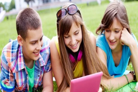 Trẻ em đang ngày càng dành nhiều thời gian trên không gian mạng (Ảnh Shutterstock)