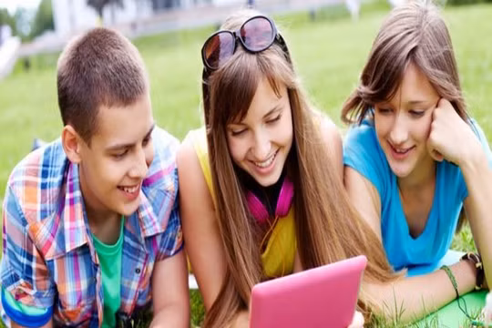 Trẻ em đang ngày càng dành nhiều thời gian trên không gian mạng (Ảnh Shutterstock)