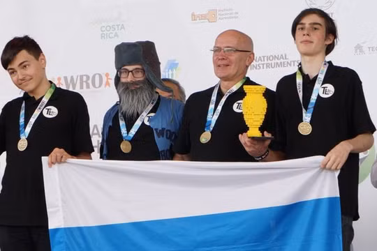 Từ trái qua phải: Maksim Mikhailov và đồng đội của cậu: Daniil Nechaev, Igor Lositsky và Gleb Zagarskikh khi nhóm này được trao huy chương vàng tại hội thi World Robot Olympiad 2017 (Ảnh Đại học ITMO)