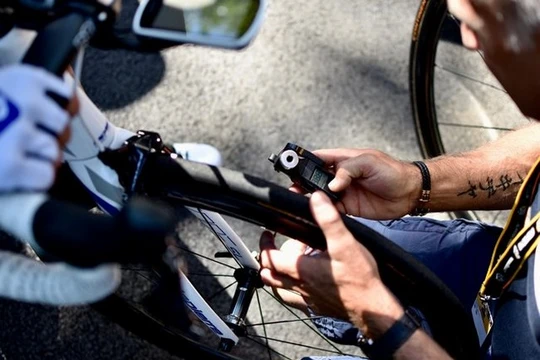 Để đạt tốc độ cao hơn, các đội đua tham gia giải Tour de France đều lựa chọn các loại lốp xe lớn hơn và áp suất thấp hơn thông thường (Ảnh Business Insider)
