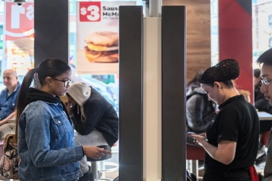 Đây là một phương thức mới để bạn lấy đồ ăn và có thể mang lại nhiều thuận lợi cho nhân viên trong các cửa hàng đồ ăn nhanh (Ảnh Business Insider)