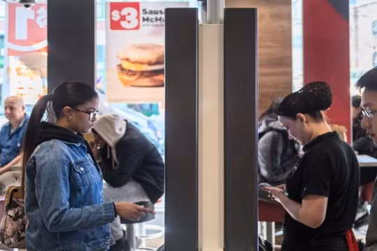 Đây là một phương thức mới để bạn lấy đồ ăn và có thể mang lại nhiều thuận lợi cho nhân viên trong các cửa hàng đồ ăn nhanh (Ảnh Business Insider)