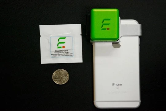 Thiết bị xét nghiệm máu của Essenlix được gắn với một chiếc iPhone (Ảnh Essenlix)