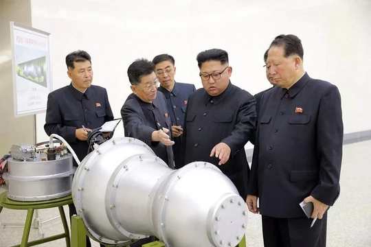 Nhà lãnh đạo Triều Tiên Kim Jong Un đứng trước một thiết bị được cho là đầu đạn hạt nhân thu nhỏ (Ảnh AP)