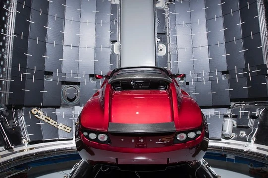 Chiếc Tesla Roadster màu đỏ của Elon Musk trong khoang sợi cacbon của tên lửa Falcon Heavy (Ảnh Instagram)