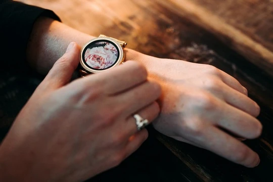 Chiếc đồng hồ thông minh Micheal Kors Access Sofie (Ảnh Business Insider)