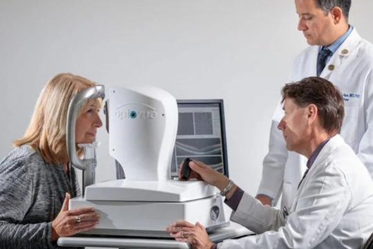 Chỉ cần xét nghiệm mắt là chẩn đoán được bệnh Alzheimer (Ảnh Đại học Washington)