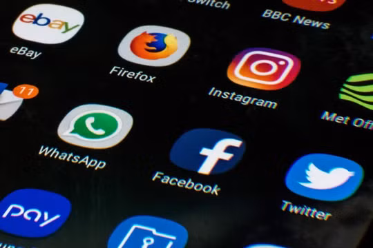 Xét về lượng thời gian người dùng vào ứng dụng mạng xã hội hàng ngày, vị trí số 1 của Facebook đang bị các ứng dụng khác đe dọa nghiêm trọng (Ảnh Getty Images)