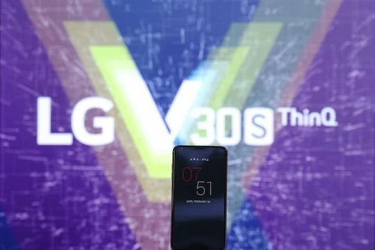 LG trình làng mẫu smartphone V30S ThinQ tại MWC 2018 (Ảnh Reuters)