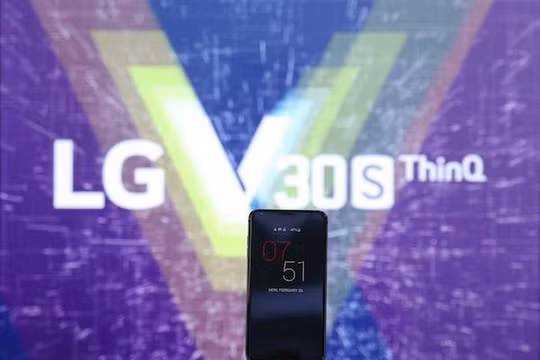 LG trình làng mẫu smartphone V30S ThinQ tại MWC 2018 (Ảnh Reuters)