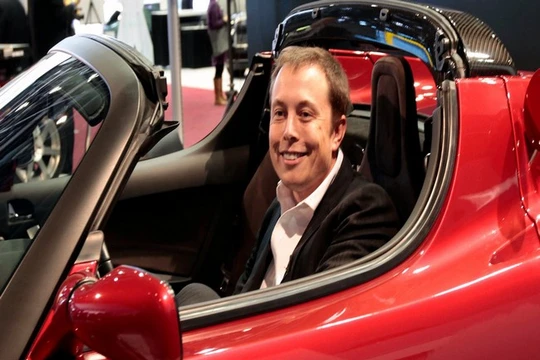Tỷ phú Elon Musk trong chiếc xe Tesla Roadster màu Cherry của mình (Ảnh Reuters)