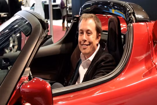 Tỷ phú Elon Musk trong chiếc xe Tesla Roadster màu Cherry của mình (Ảnh Reuters)