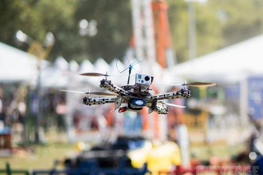 Các thiết bị Drone đang được sử dụng và phát triển ngày càng nhiều để phục vụ cho các cuộc tấn công khủng bố (Ảnh Twitter)