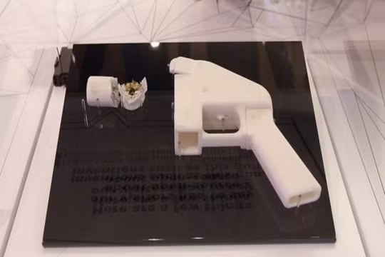 Một khẩu súng in 3D trên màn hình năm 2013 (Ảnh Getty Images)