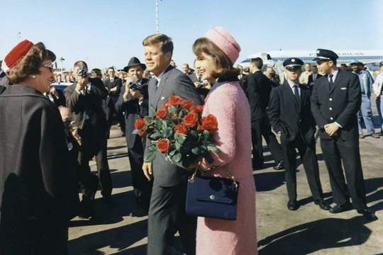 Tổng thống John F. Kennedy và phu nhân Jacqueline Kennedy đến Dallas, Texas ngày 22/11/1963 (Ảnh Wikimedia Commons)