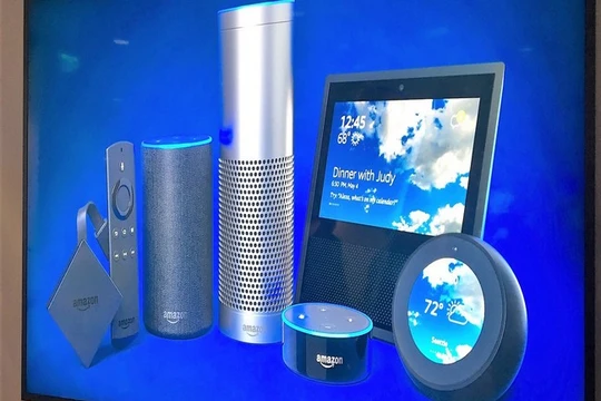 Các thiết bị loa thông minh của Google và Amazon (Reuters)