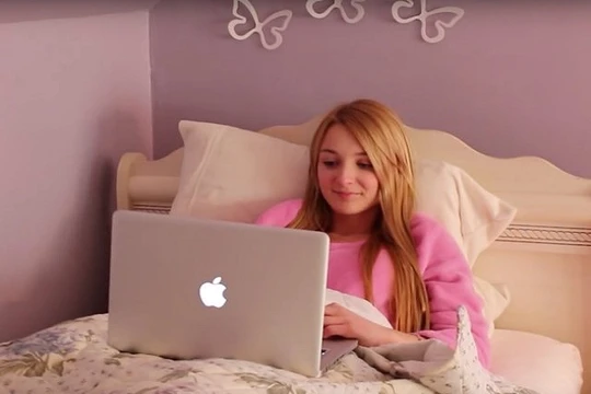 Hiện nay hầu như không mấy đứa trẻ thuộc thế hệ Z xem ti vi truyền thống (Ảnh YouTube)