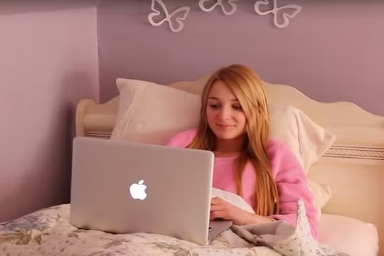 Hiện nay hầu như không mấy đứa trẻ thuộc thế hệ Z xem ti vi truyền thống (Ảnh YouTube)