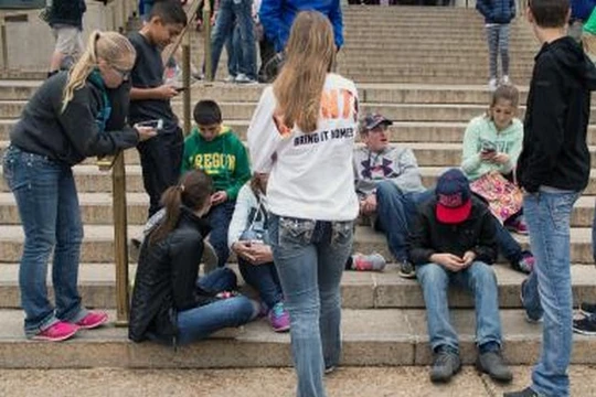 Giới trẻ đang ngày càng sống mà không thể thiếu smartphone (Ảnh ibTimes)